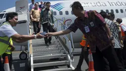 Komisaris Utama Garuda Indonesia Bambang Susantono (ketiga kiri) dan Dirut Garuda Indonesia Emirsyah Satar (kedua kiri) menuruni tangga saat tiba di Bandara Udara Presidente Nicolau Lobato, Dili, Timor Leste, Jumat (24/10/2014) (Antara Foto/Rosa P)