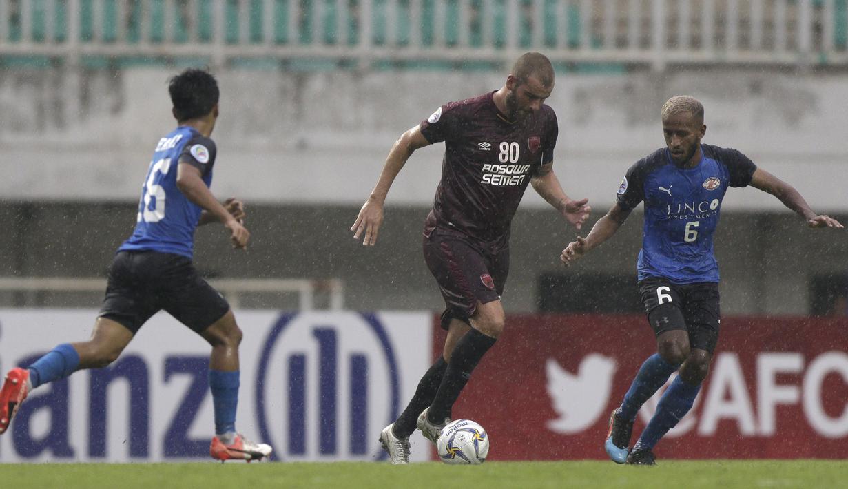 Pluim jeli dalam memanfaatkan celah di lini pertahanan lawan. Pemain berdarah Belanda ini dikenal sebagai gelandang yang piawai dalam membuat assist dan mencetak gol. (Bola.com/Yoppy Renato)