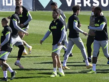 Penyerang Atletico Madrid Luis Suarez (tengah) menghadiri sesi latihan menjelang leg kedua babak 16 besar Liga Champions kontra Chelsea di Majadahonda, Senin (16/3/2021). Atletico Madrid akan bertandang ke markas Chelsea di Stamford Bridge pada Kamis (18/3/) dini hari WIB. (JAVIER SORIANO/AFP)