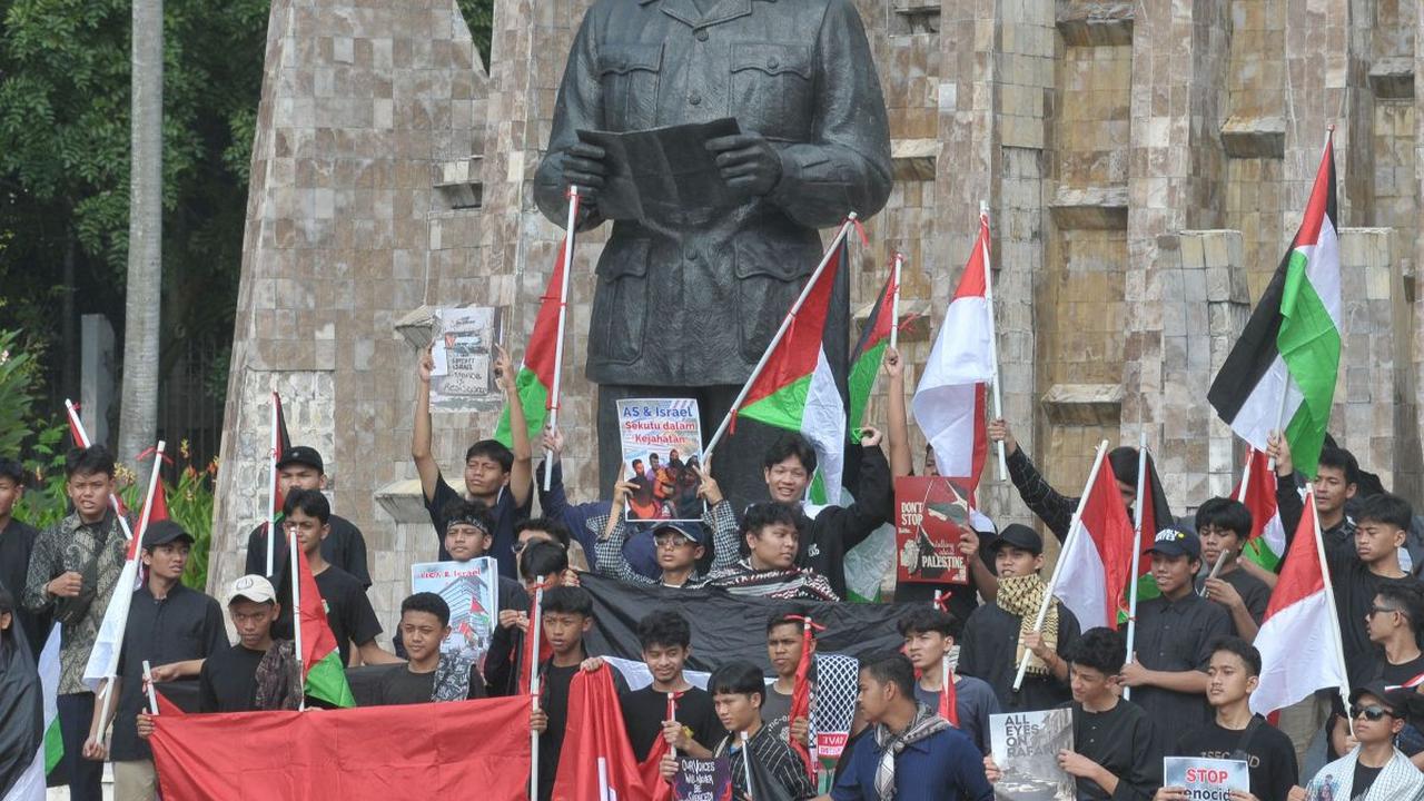 Sekelompok pemuda menggelar aksi solidaritas untuk Palestina di Tugu Proklamasi, Jakarta, Sabtu (15/6/2024). Dalam aksi unjuk rasa tersebut, para pengunjuk rasa ini memprotes kekejaman Israel yang melakukan serangan brutal di Rafah, bagian selatan Jalur G