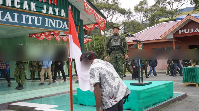 Momen Sakral Anggota OPM Cium Merah Putih, Sumpah Setia NKRI