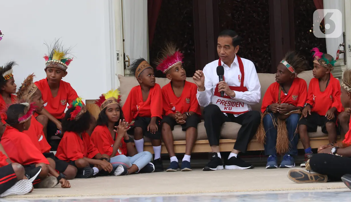 Presiden Joko Widodo atau Jokowi bercengkerama dengan perwakilan anak-anak sekolah dasar dari Papua di Istana Merdeka, Jakarta, Jumat (11/10/2019). Perwakilan anak-anak sekolah dasar dari Papua tersebut akan diajak jalan-jalan keliling Jakarta didampingi oleh staf Istana. (Liputan6.com/Angga Yuniar)