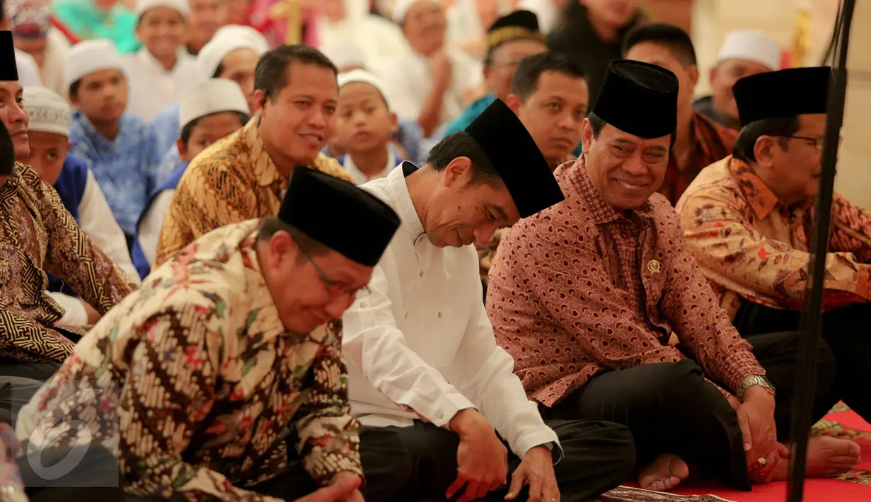 Presiden Jokowi bersama sejumlah Menteri ikut mendengarkan siraman rohani saat acara buka puasa bersama ratusan yatim di Istana Negara, Jakarta, Kamis (18/6/2015). (Liputan6.com/Faizal Fanani)