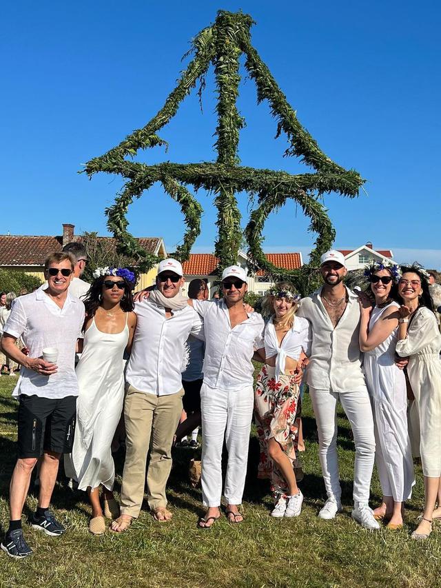 7 Potret Seru Raline Shah Rayakan Festival Midsommar di Swedia Ini Tampil Menawan