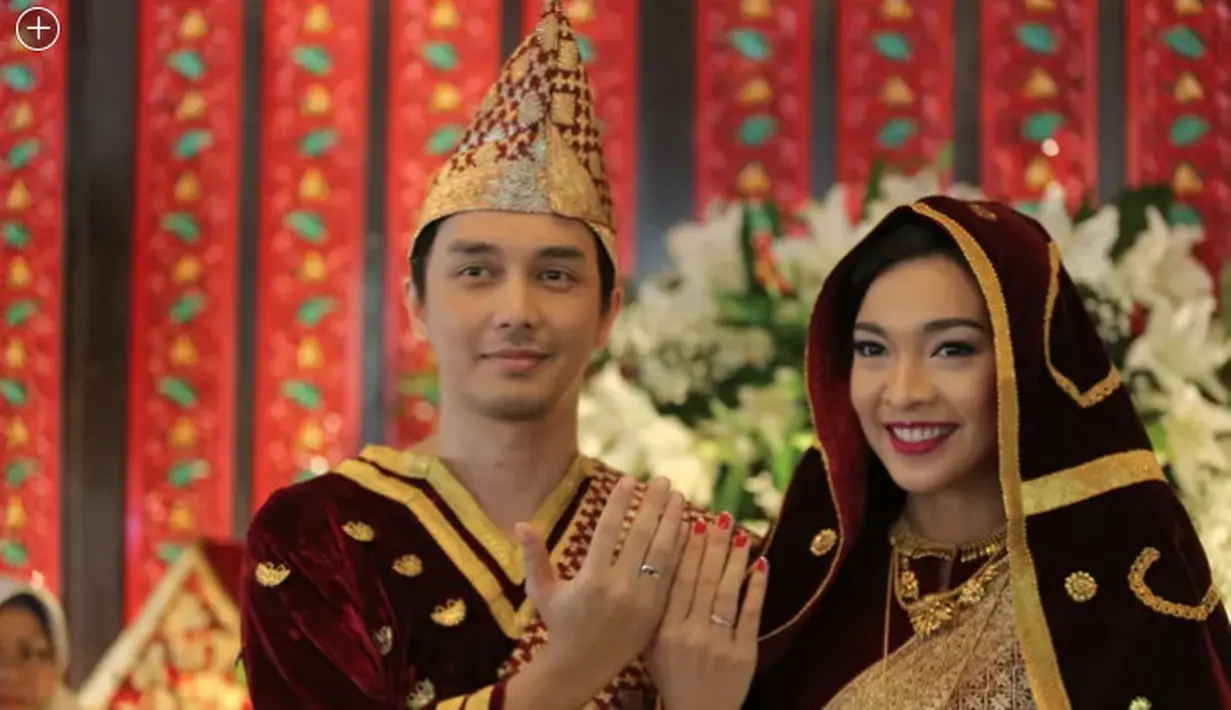 Gaun pengantin beledu Tika Bravani saat dinikahi Dimas Aditya juga milik mendiang sang ibu. [@bridestory/Tika Bravani]