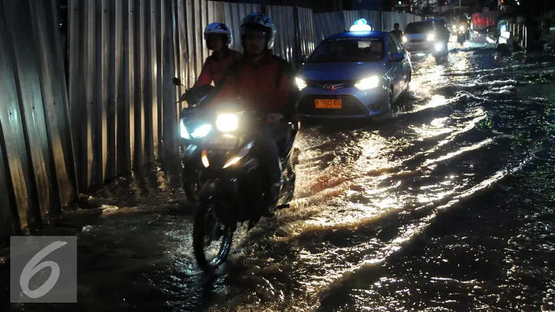 20160725-Banjir di Fatmawati-Drainase Buruk-Jakarta- Helmi Afandi