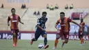 Pemain Persela, M.Solechudin, berusaha melewati pemain Borneo FC, Ponaryo Astaman, pada laga Piala Jenderal Sudirman di Stadion Gelora Delta Sidoarjo, Sabtu (21/11/2015). (Bola.com/Vitalis Yogi Trisna)