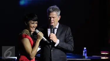 Musisi Internasional David Foster (kanan) berduet dengan penyanyi Lea Simanjuntak pada saat Konser bertajuk "Up Close and personal" di Motion Blue, Jakarta, Jumat (11/3). (Liputan6.com/Herman Zakharia)