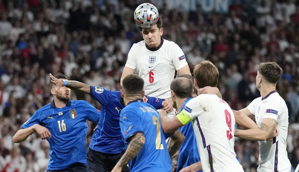 Bek Timnas Inggris,  Harry Maguire, menyundul bola saat melawan Italia pada laga final Euro 2020 di Stadion Wembley, London hari Senin (12/07/2021). (Foto: AP/(Frank Augstein,Pool)