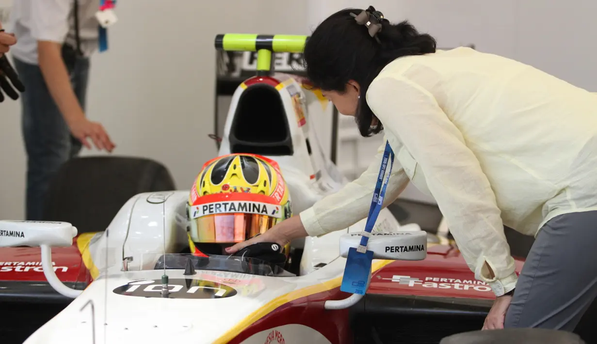 Rio Haryanto meminta doa restu dengan menyium tangan Ibundanya, Indah Pennywati, jelang Feature Race GP2 Seri Italia di Sirkuit Monza, Italia, Sabtu (5/9/2015) siang waktu setempat. (Bola.com/Reza Khomaini)
