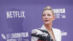 Cate Blanchett berpose untuk fotografer saat tiba untuk pemutaran perdana film 'Guillermo del Toro's Pinocchio' selama Festival Film London 2022 di London, Sabtu, 15 Oktober 2022. Cate Blanchett tampil mengenakan setelan putih unik dengan pupil oranye besar. (Photo by Scott Garfitt/Invision/AP)