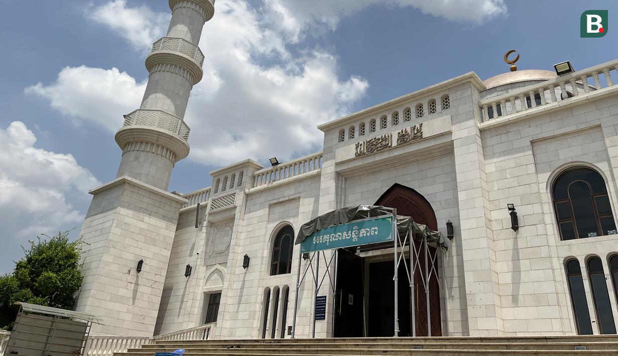 <p>Bangunan Masjid Al Serkal, masjid terbesar di Phnom Penh yang terletak di Islamic Center Phnom Penh, Kamboja, Jumat (5/5/2023). (Bola.com/Gregah Nurikhsani)</p>