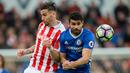 Gelandang Stoke City, Geoff Cameron, berebut bola dengan striker Chelsea, Diego Costa. Bermain di kandang lawan, skuat London Biru tampil dominan dengan penguasaan bola mencapai 65 persen, berbanding 35 persen milik Stoke City. (EPA/Peter Powell).