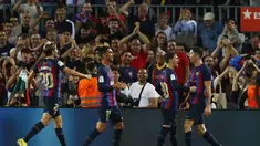 Penyerang Barcelona, Robert Lewandowski (kanan) berselebrasi dengan rekan setimnya usai mencetak gol ke gawang Villareal pada pertandingan lanjutan La Liga Spanyol di stadion Camp Nou di Barcelona, Spanyol, Jumat (21/10/2022). Lewandowski mencetak dua gol dan mengantar Barcelona menang atas Villareal 3-0. (AP Photo/Joan Monfort)