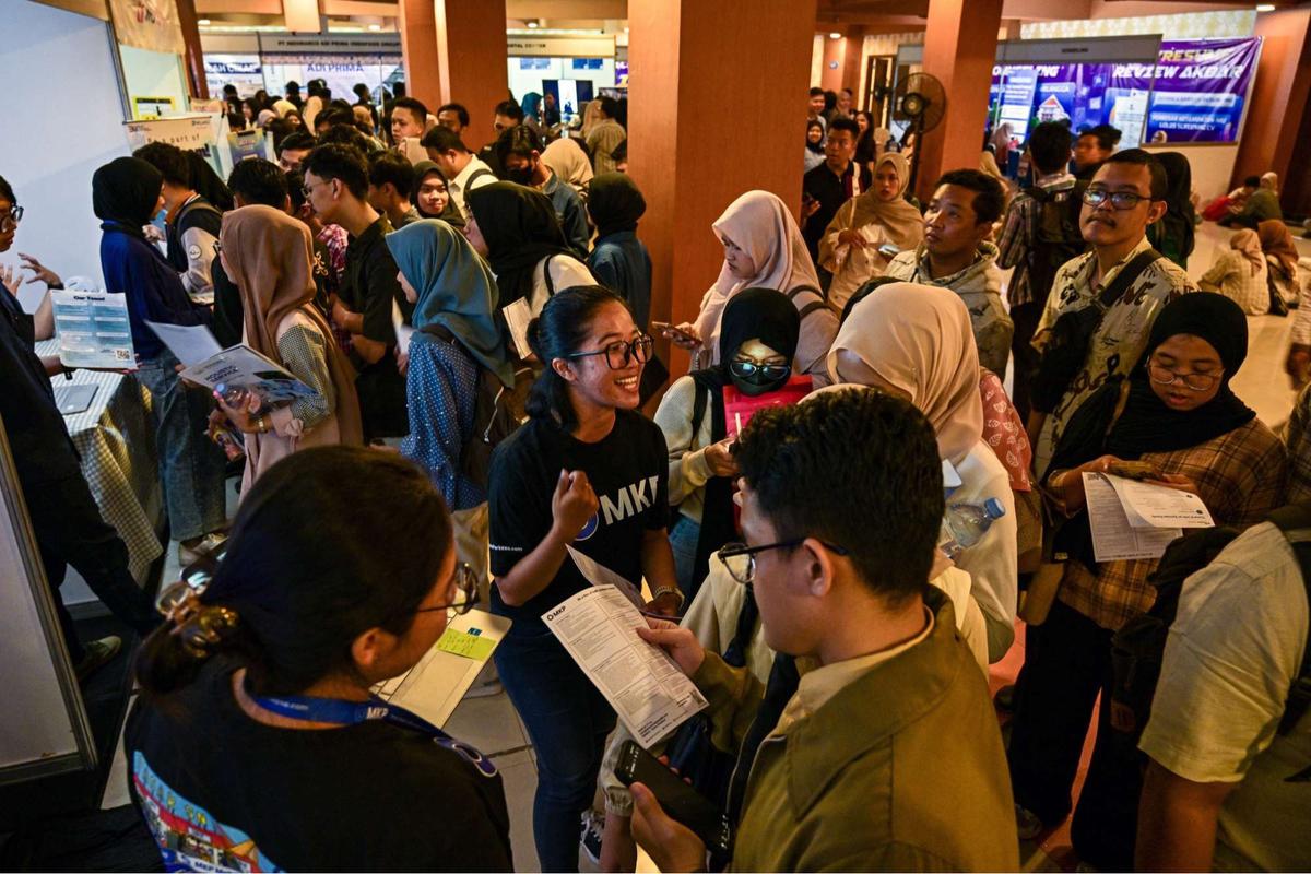 Ribuan Pencari Kerja Serbu Job Fair di Surabaya