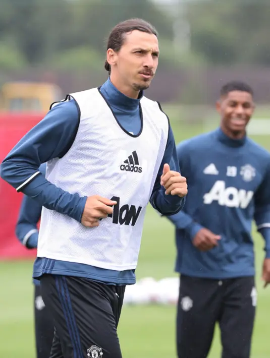 Mantan pemain PSG, Zlatan Ibrahimovic saat berlatih bersama rekan-rekannya di Carrington, Inggris (28/7). Kabarnya, pemain berusia 34 tahun itu mendapat gaji sebesar 200.000 poundsterling per pekan. (Twitter/@ManUtd)