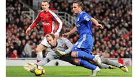 Kiper Arsenal, Manuel Almunia berusaha menyelamatkan bola yang akan ditendang oleh gelandang Chelsea Frank Lampard pada laga Liga Inggris musim 2009/10 di Emirates Stadium, Inggris, Minggu (29/11/2009). (EPA/Gerry Penny)