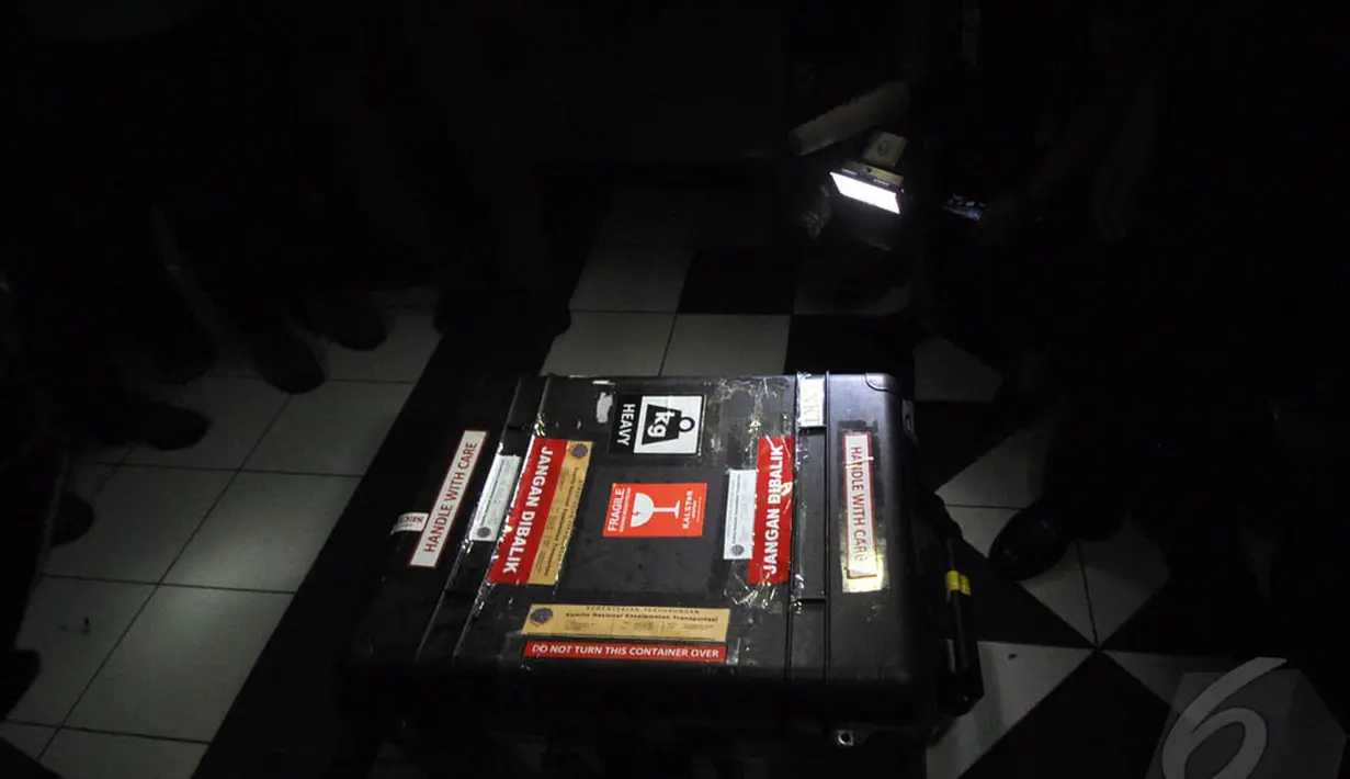Black box dibawa dalam keadaan tersimpan di dalam benda menyerupai box wana hitam saat tiba di Gedung KNKT, Jakarta, Senin (12/1). (Liputan6.com/Miftahul Hayat)