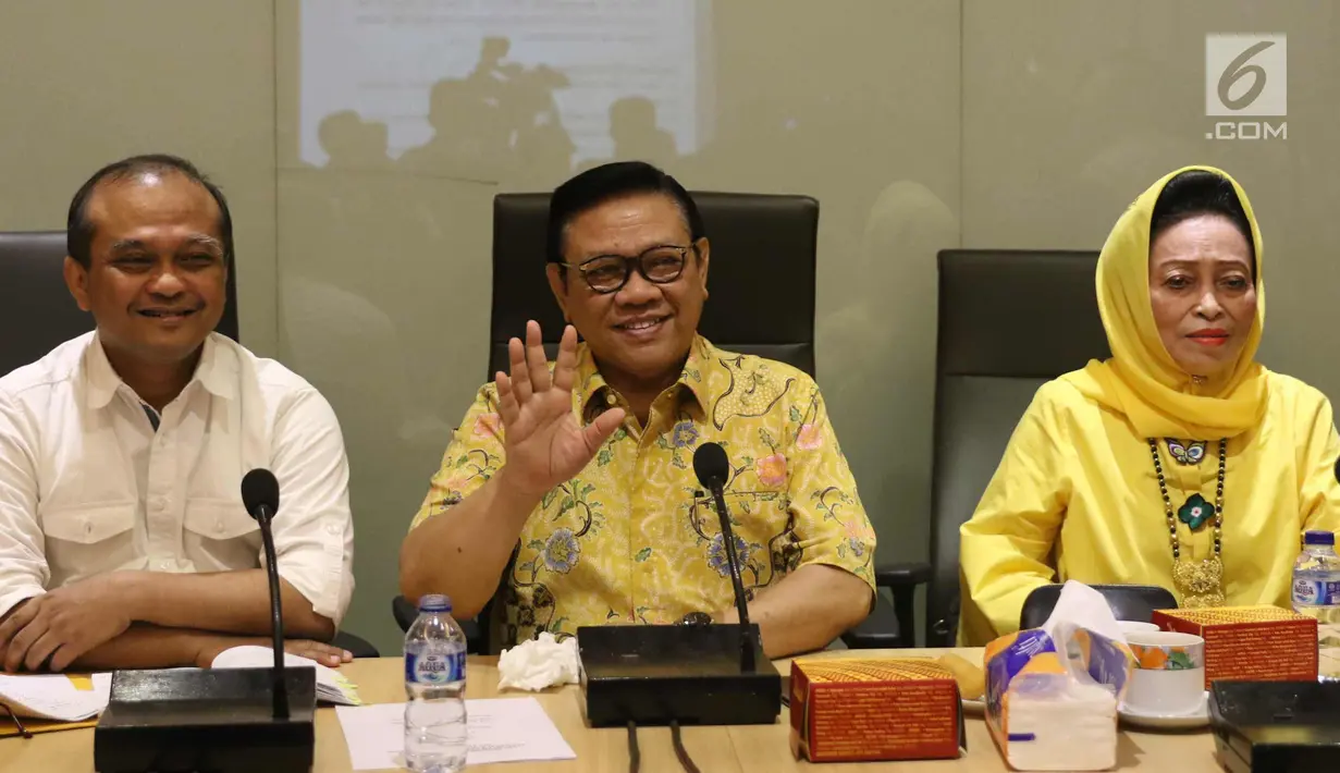 Ketua Dewan Pakar DPP Partai Golkar Agung Laksono (tengah) bersama anggota Dewan Pakar Golkar Ganjar Razuni (kiri) dan Watty Amir (kanan) saat rapat dewan pakar di Kantor DPP Golkar, Jakarta, Senin (20/11). (Liputan6.com/Angga Yuniar)