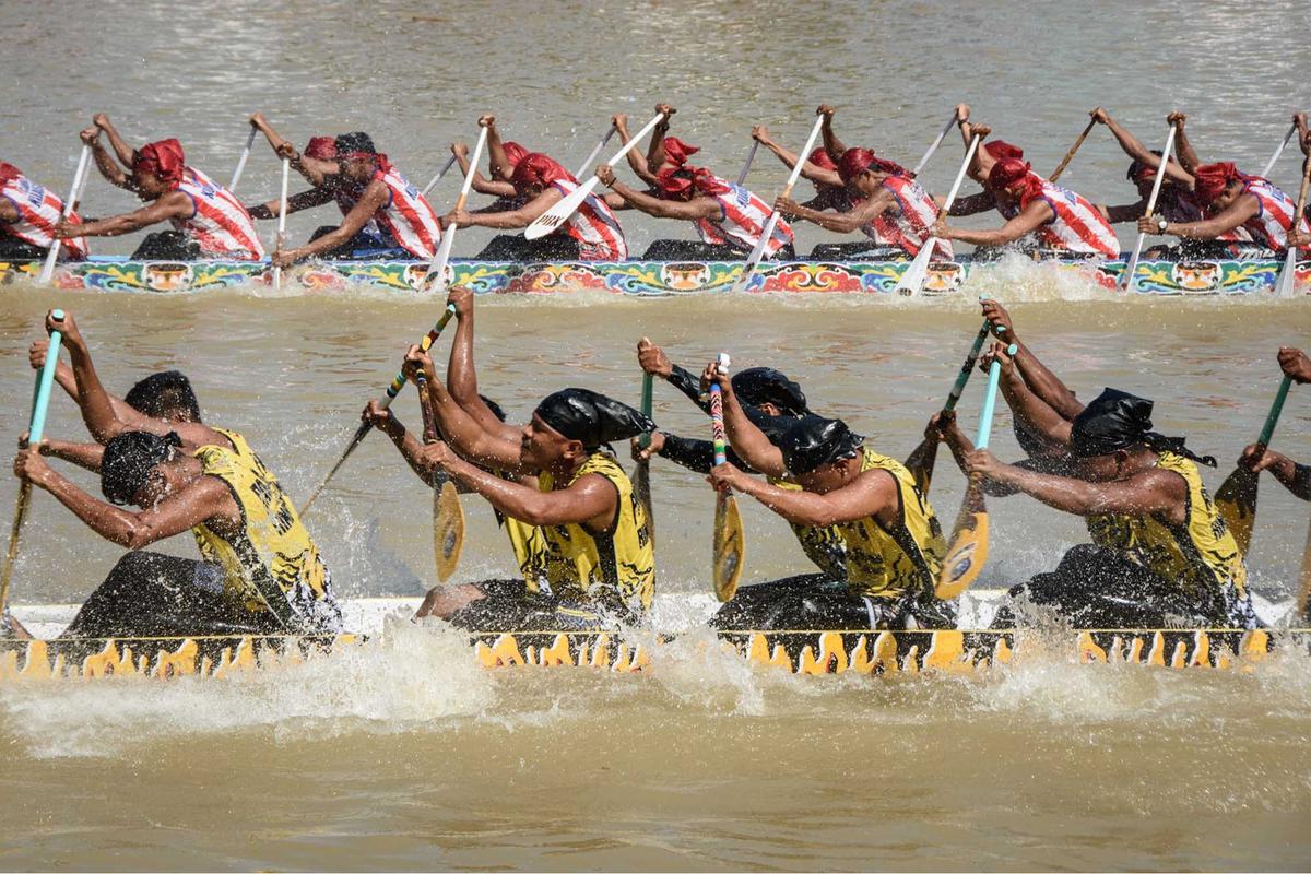 Foto: Aksi Penari Cilik Dika Warnai Semarak Pacu Jalur di Sungai Kuantan