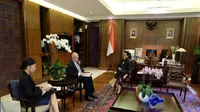 Menteri Luar Negeri Republik Indonesia Retno LP Marsudi saat bertemu dengan Dubes AS untuk RI, Joseph R. Donovan Jr pada Senin 4 Desember 2017 (Twitter/@Portal_Kemlu_RI)