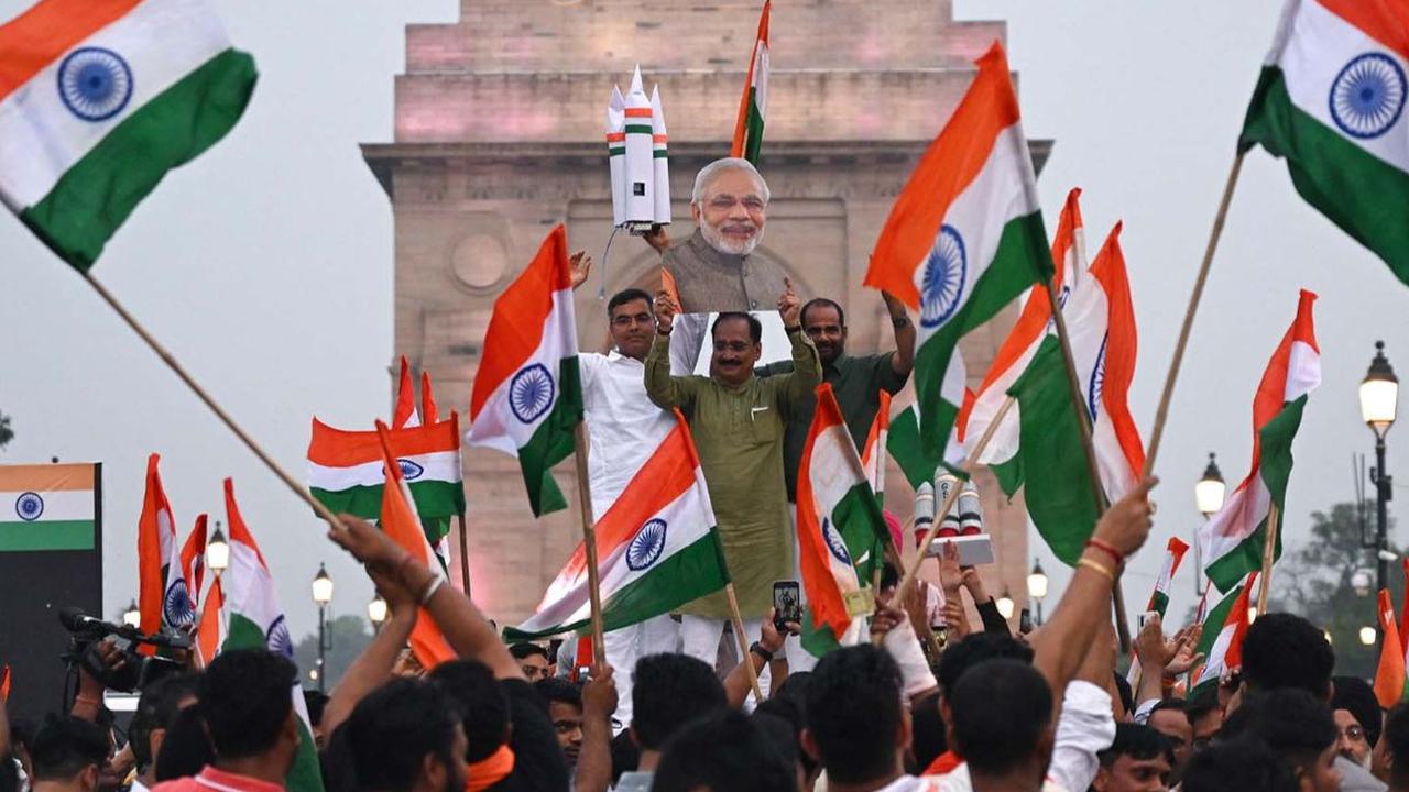 India baru saja menorehkan sejarah menjadi negara pertama yang berhasil mendarat di Kutub Selatan Bulan. Pesawat luar angkasa Chandrayaan-3 diketahui mendarat mulus di wilayah Bulan yang terjal dan belum pernah dijelajahi sebelumnya.