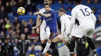 Pemain Chelsea, Cesc Fabregas melepaskan tembakan melewati adangan para pemain Crystal Palace pada lanjutan Premier League di Stamford Bridge stadium, London, (10/3/2018). Chelsea menang 2-1. (AP/Matt Dunham)
