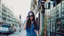Jumpsuit denim adalah cara terbaik mempresentasikan street style yang mudah, namun juga cantik. Alyssa menambahkan sunglasses, menenteng mini sling bag, dan loafers hitam sebagai pemanis pada keseluruhan tampilannya. Foto: Instagram.