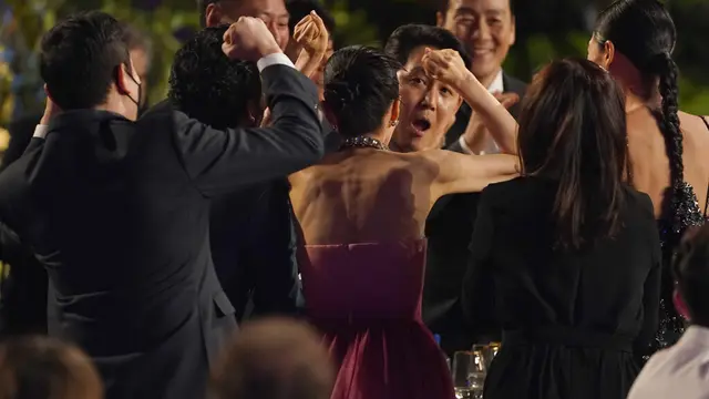 Ekspresi Bintang Squid Game Lee Jung Jae saat menang di SAG 2022. (AP Photo/Chris Pizzello)