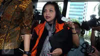 Staff anggota DPR Damayanti Wisnu Putranti, Julia Prasetyarini saat akan menjalani pemeriksaan di Gedung KPK, Jakarta, (4/3). Julia yang tertangkap dalam operasi tangkap tangan KPK diperiksa terkait kasus dugaan suap. (Liputan6.com/Helmi Afandi)