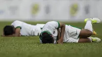 Gelandang Timnas Indonesia, Evan Dimas dan Septian David Maulana, terjatuh karena dikasari pemain Timor Leste pada laga SEA Games di Stadion MPS, Selangor, Minggu (20/8/2017). Indonesia menang 1-0 atas Timor Leste. (Bola.com/Vitalis Yogi Trisna)