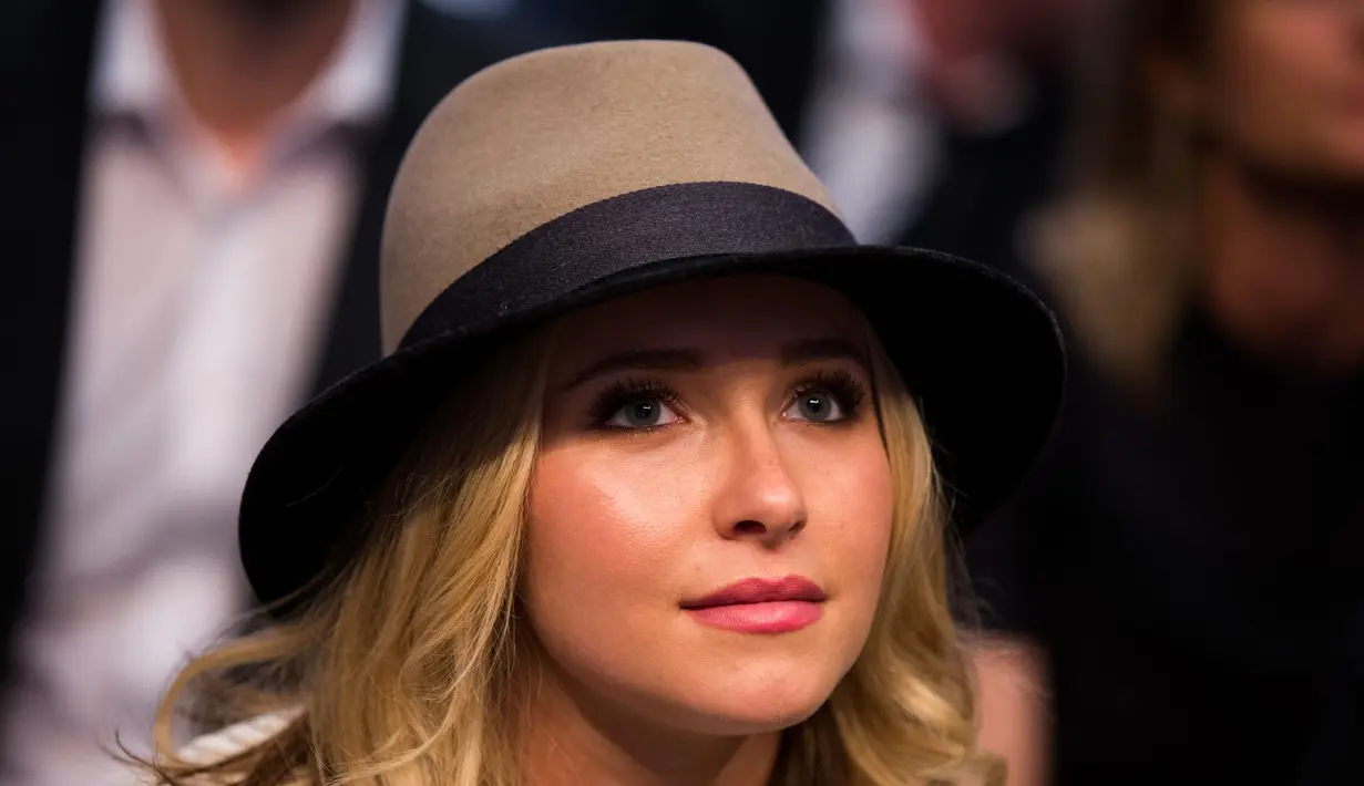 Sangat kebetulan, karakter yang diperankan Hayden Panettiere di serial Nashville juga mengalami depresi. Selama menjalankan perawatan, Hayden Panettiere terpaksa meninggalkan syuting untuk fokus.(Bintang/EPA)