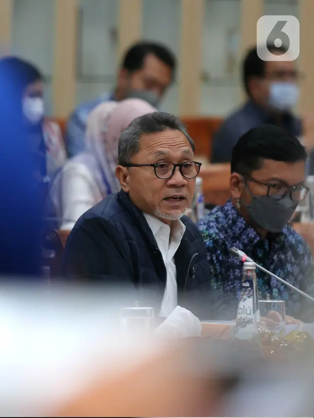 Raker dengan Komisi VI DPR, Mendag Zulkifli Hasan Tunjukkan Minyakita