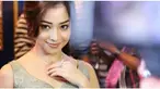 Tak pelak foto ini mengundang banyak komentar dari netizen yang menganggap Nikita adalah seorang lesbian.