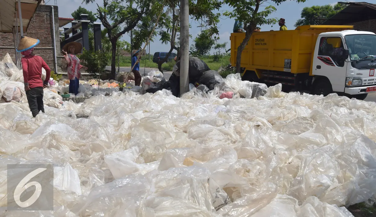 Sejumlah pekerja memilah sampah plastik sebelum proses daur ulang di Desa Tanjungrejo, Kecamatan Jekulo, Kudus, Jawa Tengah (6/1/2016). Warga memanfaatkan sampah plastik yang ada di TPA Tanjungrejo untuk  menjadi nilai ekonomi desa. (Liputan6.com/Gholib)