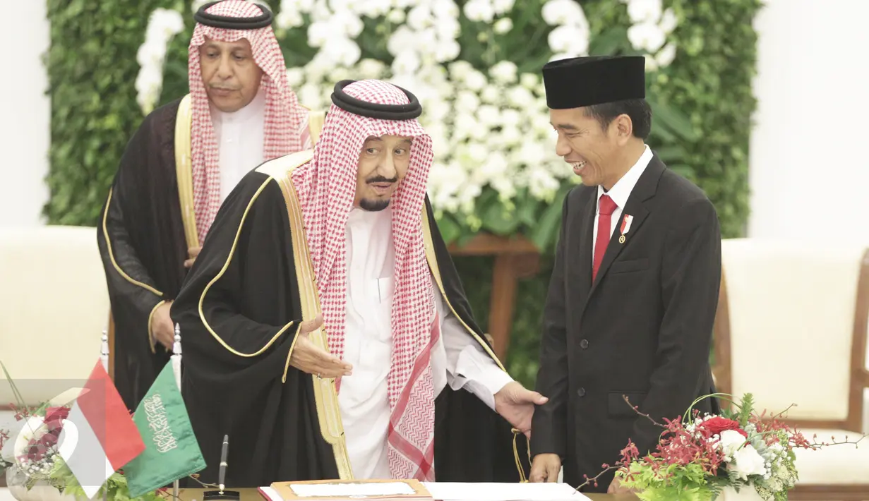 Raja Arab Saudi Salman bin Abdulaziz Al-Saud bersama Presiden Joko Widodo saat berada di Istana Bogor, Jawa Barat, Rabu (1/2). Pemerintah Arab berencana akan menanamkan investasi senilai Rp300 triliun di Indonesia. (Liputan6.com/Angga Yuniar) 