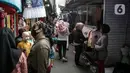Warga berbelanja pakaian yang dijual pedagang kaki lima di Jalan Jati Baru II, Tanah Abang, Jakarta, Senin (18/5/2020). Meski kawasan niaga Pasar Tanah Abang telah tutup selama masa PSBB, namun sebagian oknum pedagang tetap menggelar lapaknya di sejumlah titik. (Liputan6.com/Faizal Fanani)