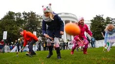 Sejumlah bocah saat mengikuti lomba menggelindingkan telur di halaman Gedung Putih, Washington (4/2). Lomba yang digelar rutin setiap tahunnya di Gedung Putih ini untuk merayakan hari raya Paskah. (AP Photo/Pablo Martinez Monsivais)