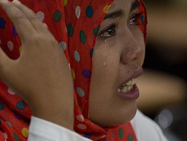 Eka Wulandari, istri dari pemain Martapura FC, Awaludin menangis menceritakan kondisi keluarganya kepada Komnas HAM di Jakarta, Kamis (13/8/2015). Akibat berhentinya kompetisi keluarganya mengalami kesulitan ekonomi. (Bola.com/Vitalis Yogi Trisna)