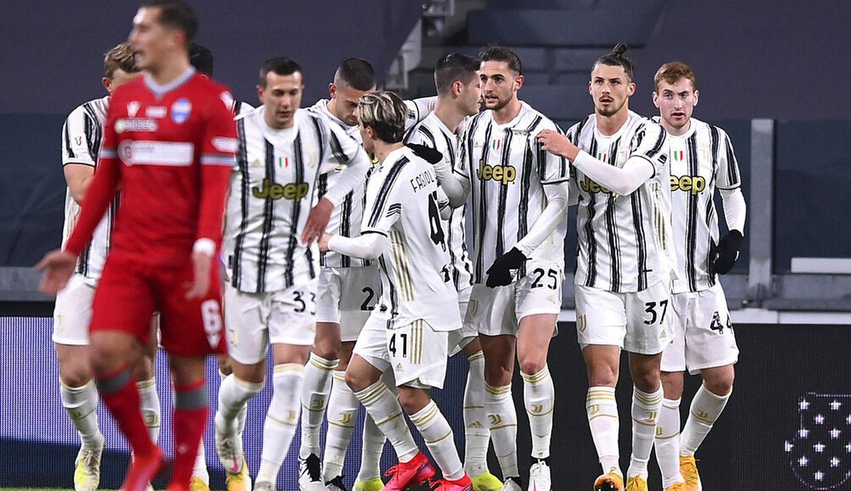Para pemain Juventus merayakan gol yang dicetak oleh Alvaro Morata ke gawang SPAL pada laga Coppa Italia di Stadion Allianz, Rabu (27/1/2021). Juventus menang dengan skor 4-0. (Fabio Ferrari/LaPresse via AP)