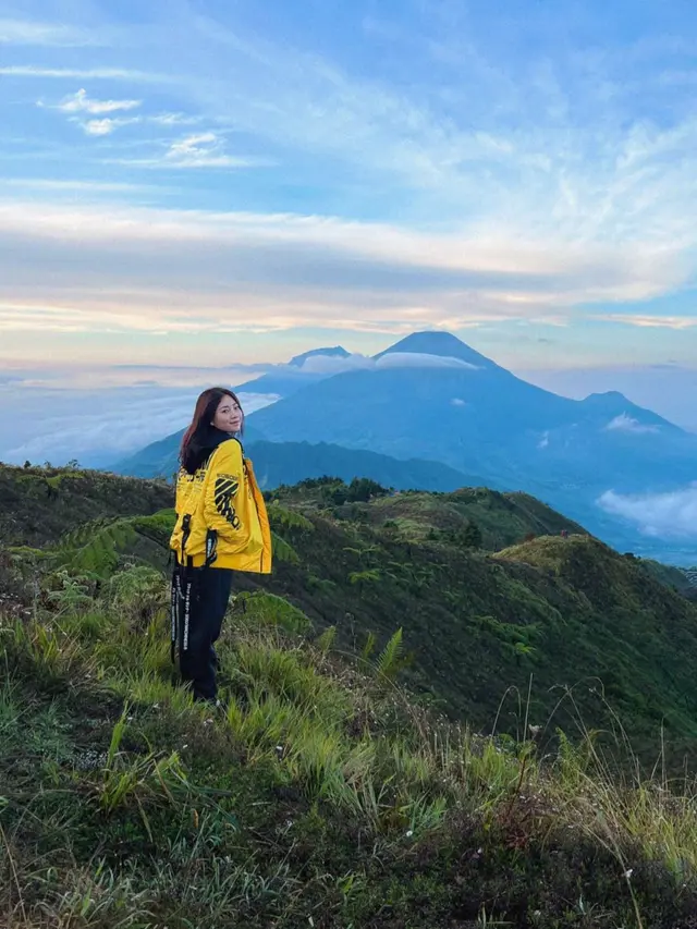 Bersama DJ Yasmine, Ini 7 Potret Seru Wendy Walters Mendaki Gunung Prau