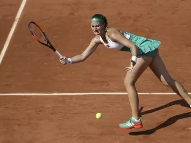 Kristina Mladenovic berusaha mengembalikan bola saat melawan petenis Italia, Sara Errani pada ajang tenis di Roland Garros 2017, Prancis Terbuka, Paris, (31/5/2017). (AFP/Thomas Samson)