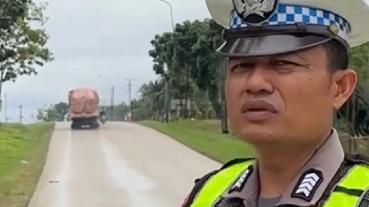 Bripka Malindo Sigap Bantu Sopir Mobil Pecah Ban, Tolak Uang Terima Kasih