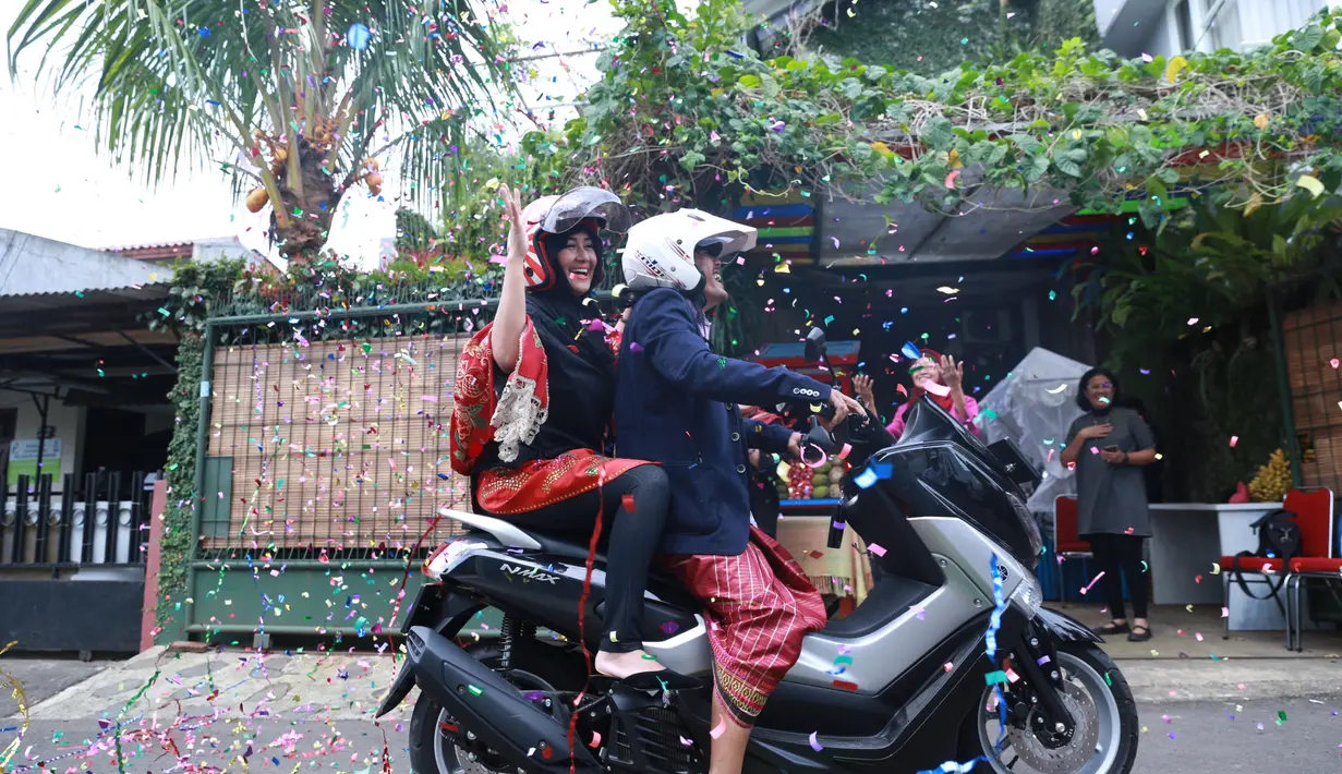 Ria Irawan sendiri memiliki alasan kenapa dirinya memilih kendaraan roda dua sebagai moda transportasi. Selama setahun belakangan ini, ia mengaku lebih sering menggunakan jasa ojek online dari pada mobil. (Adrian Putra/Bintang.com)