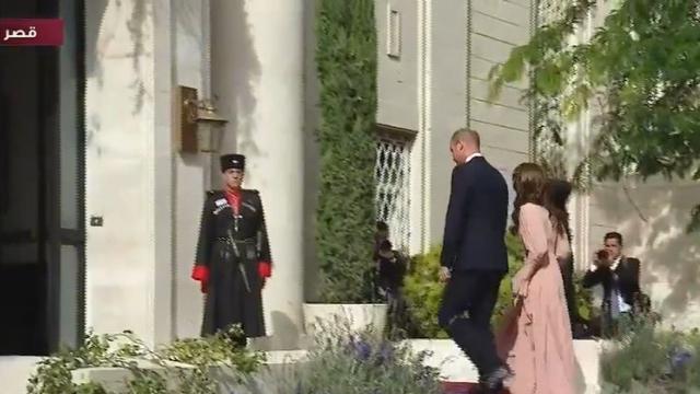 Putri Kate Middleton dan Pangeran Charles saat datang ke pernikahan kerajaan Putra Mahkota Yordania, Kamis (1/6/2023). (Dok: Facebook Watch)