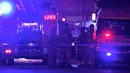 Petugas layanan darurat didatangkan setelah seorang pria yang mengendarai mobil berisi tabung gas dan menabrak pintu gerbang markas polisi Merrylands, Sydney Barat, Kamis (21/7). Pria itu sebelumnya mengklaim membawa bom. (AAP/Sam Mooy via REUTERS)