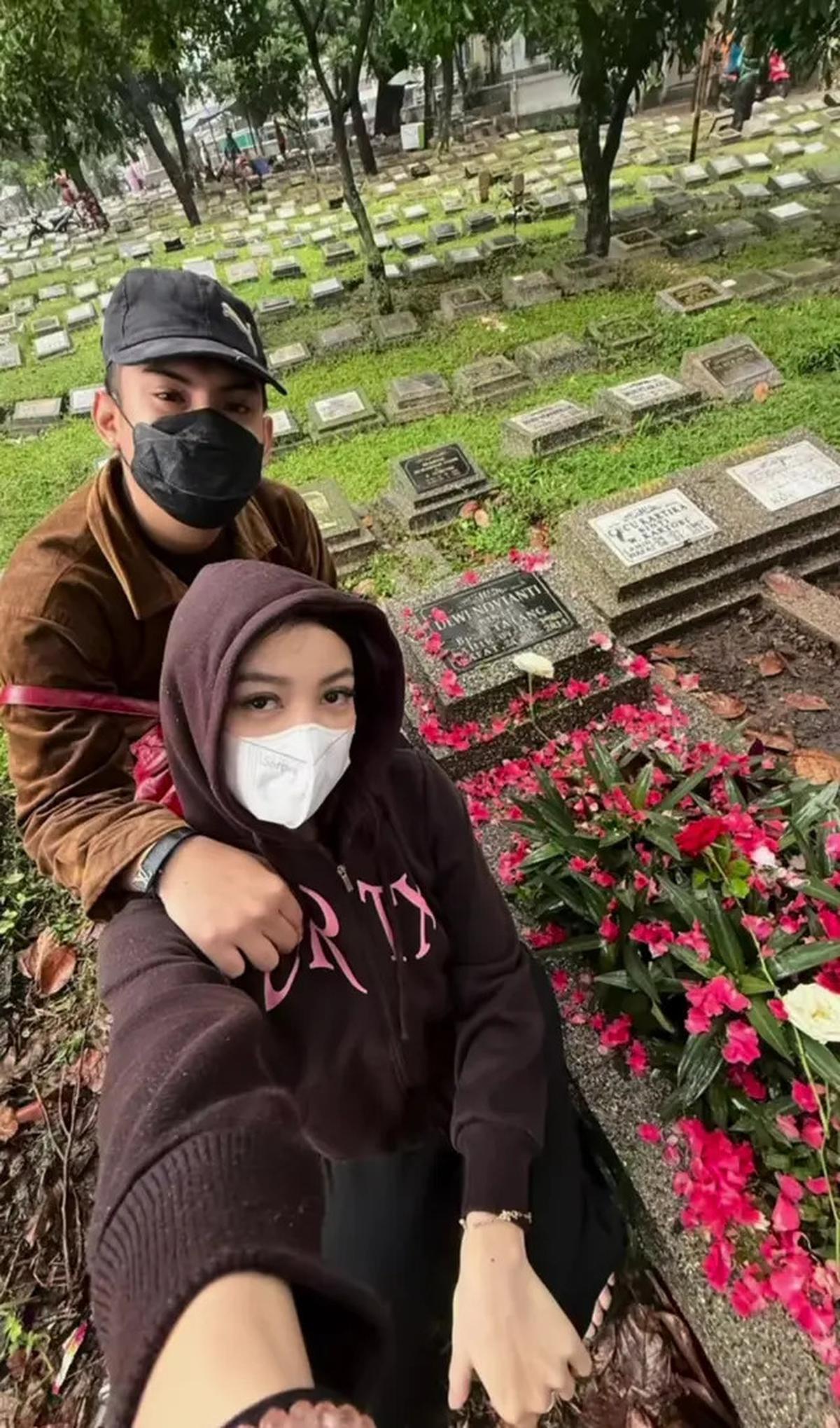 7 Potret Regina Phoenix Ajak Okin ke Makam Ibu, Jadi Orang Pertama Bukan dari Keluarga