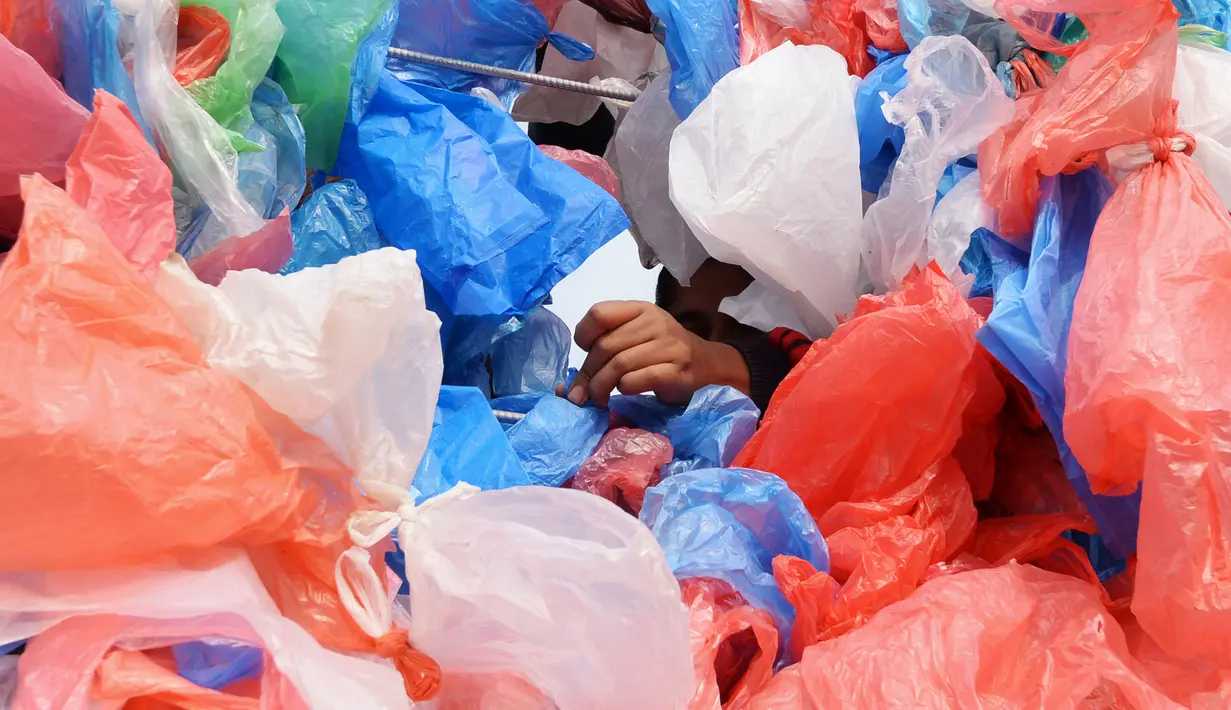 Relawan Nepal mengikat kantong plastik daur ulang membentuk replika Laut Mati di Kathmandu pada 5 Desember 2018. Kegiatan ini diharap dapat meningkatkan kesadaran masyarakat akan banyaknya sampah plastik yang mencemari lautan dunia (PRAKASH MATHEMA / AFP)