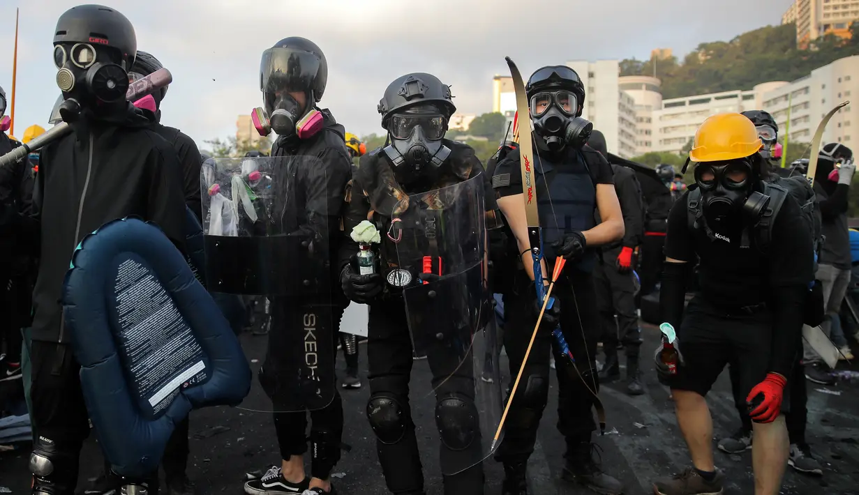 Demonstran prodemokrasi mempersenjatai diri saat bersiap di luar Chinese University, Hong Kong, Rabu (13/11/2019). Gerakan antipemerintah Hong Kong yang telah berlangsung selama lima bulan bertindak semakin keras. (AP Photo/Kin Cheung)