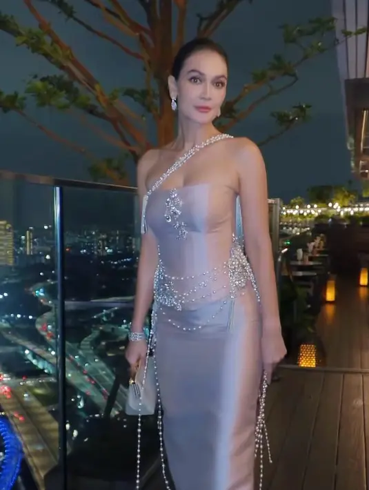 Ditata oleh stylist ternama Asteca Tjiptadi, Luna Maya berhasil tampil sempurna, mencerminkan nuansa elegan dan glamor yang sesuai dengan acara tersebut. [@lunamaya].